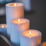 Foto de Valeria Boltneva: https://www.pexels.com/es-es/foto/fotografia-de-enfoque-selectivo-de-velas-1123256/